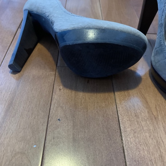 5 for $25 Jessica Simpson beige heels - Picture 3 of 3